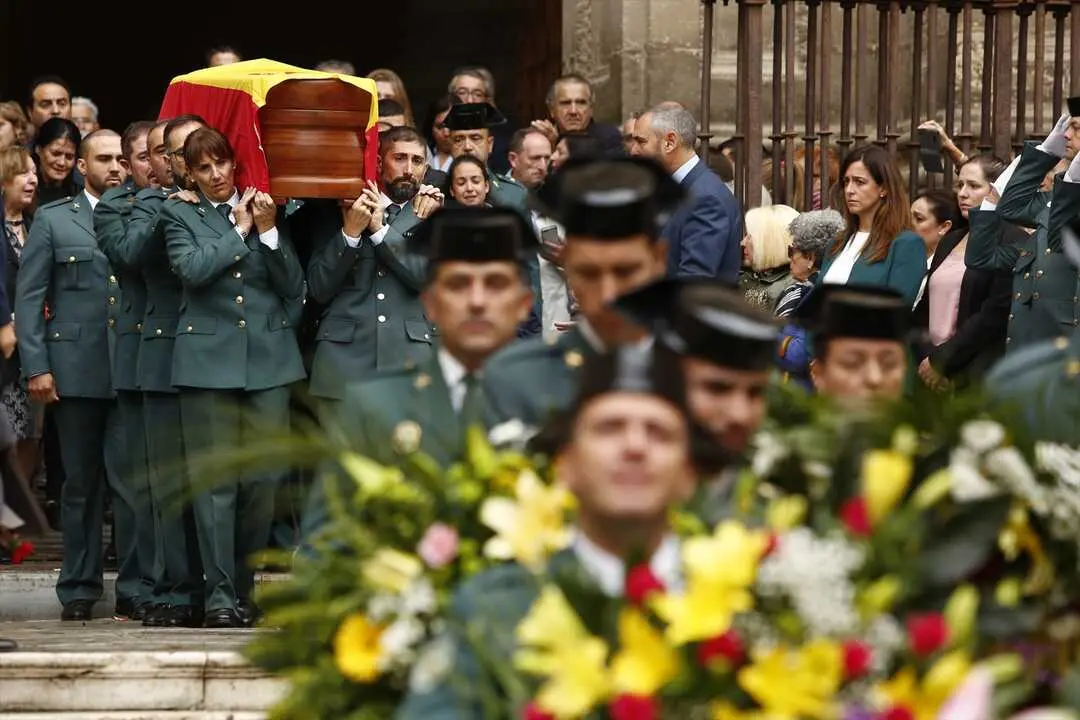 En Granada, misa funeral por el guardia civil fallecido tras ser disparado en Hu&eacute;tor Vega en acto de servicio, a la que asiste el ministro del Interior, Fernando Grande-Marlaska.Salida de la Catedral. / &Aacute;LEX C&Aacute;MARA