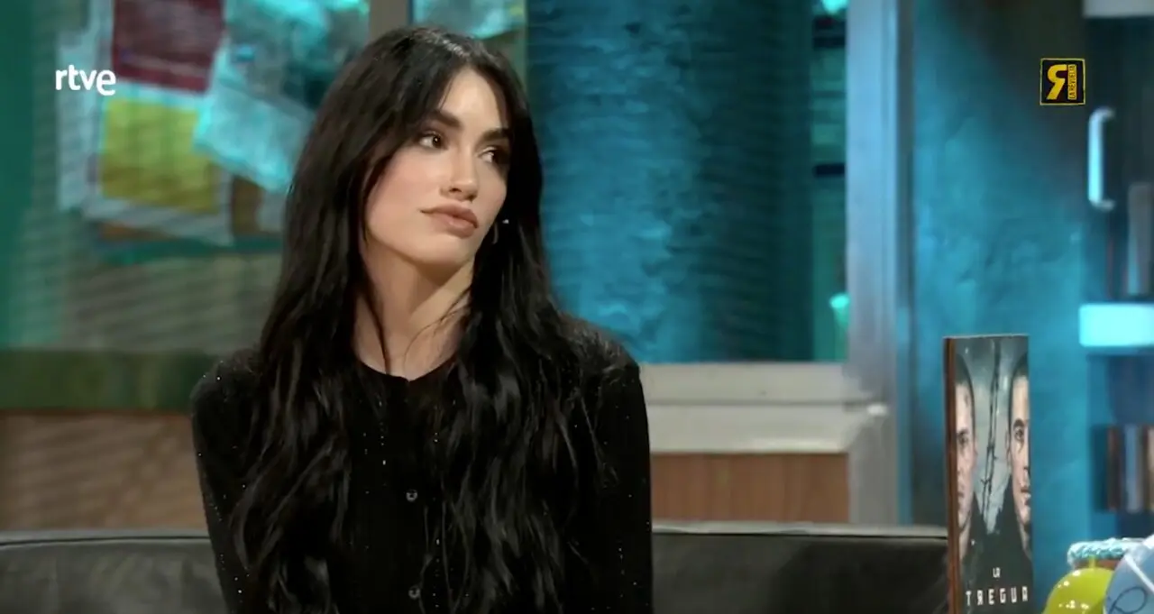 Lali durante la entrevista con Broncano. / La Revuelta