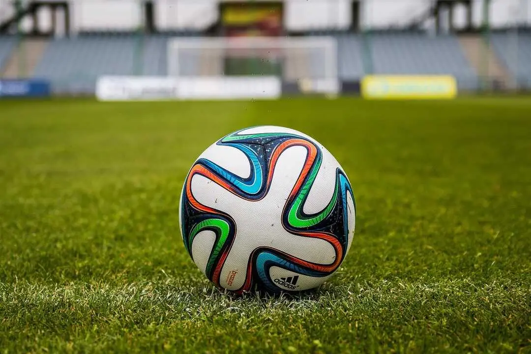 Un bal&oacute;n de f&uacute;tbol sobre el c&eacute;sped. / A.E.