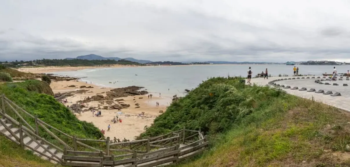 Vistas panor&aacute;micas de los acantilados de Loredo en Cantabria. / A.S.