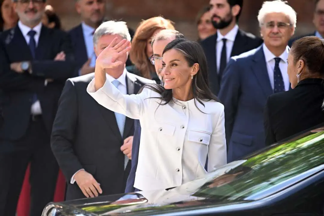 La Reina Letizia a la salida de la entrega de los premios Retina ECO 2025. / Jos&eacute; Oliva