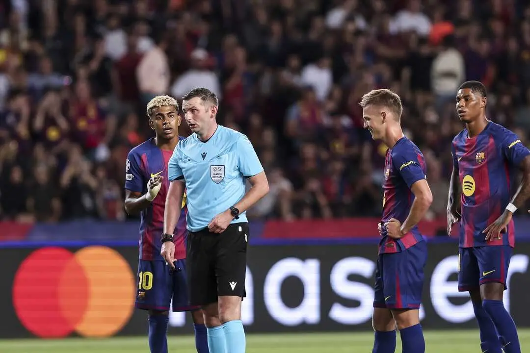 Lamine Yamal del FC Barcelona protesta &aacute;rbitro del partido, durante la Liga de Campeones. / EP