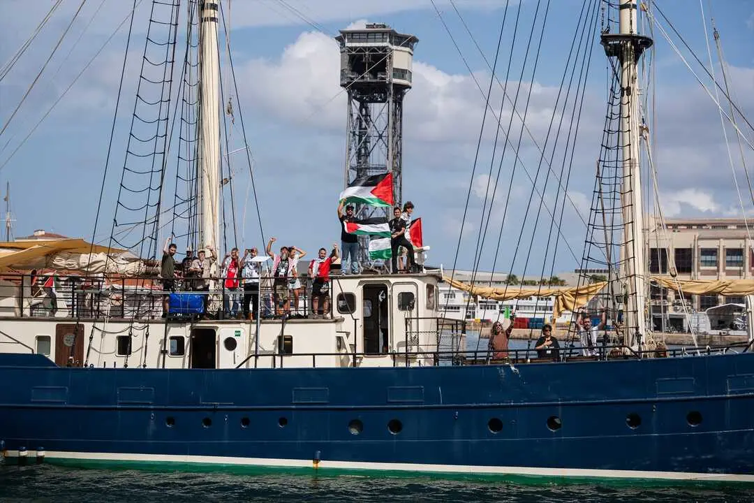 Uno de los veinte barcos de la Flotilla Global Sumud que partieron del Puerto de Barcelona rumbo a Gaza. / EP