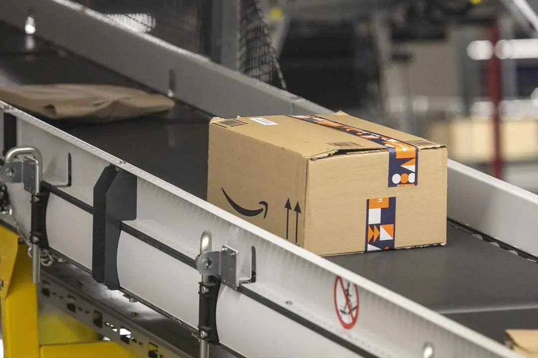 Una caja en el centro Log&iacute;stico de Amazon. / Jorge Peteiro