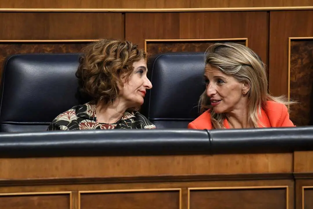 La vicepresidenta primera y ministra de Hacienda, Mar&iacute;a Jes&uacute;s Montero (i) y la vicepresidenta segunda y ministra de Trabajo y Econom&iacute;a Social, Yolanda D&iacute;az (d), durante una sesi&oacute;n plenaria extraordinaria. / Fernando S&aacute;nchez