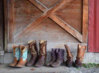 Las botas cowboy se reinventan y se cuelan en los looks urbanos m&aacute;s sofisticados. / A.S.P