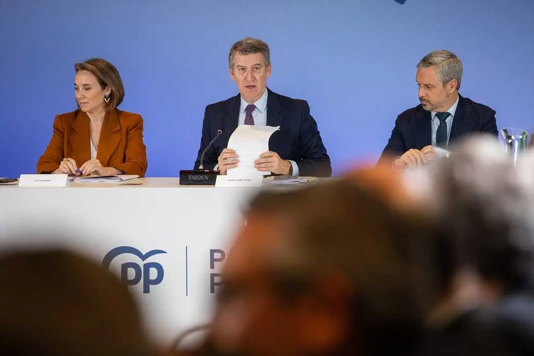 La secretaria general del PP, Cuca Gamarra; el presidente del Partido Popular, Alberto N&uacute;&ntilde;ez Feij&oacute;o y el diputado del PP Juan Bravo. / Alejandro Mart&iacute;nez V&eacute;lez