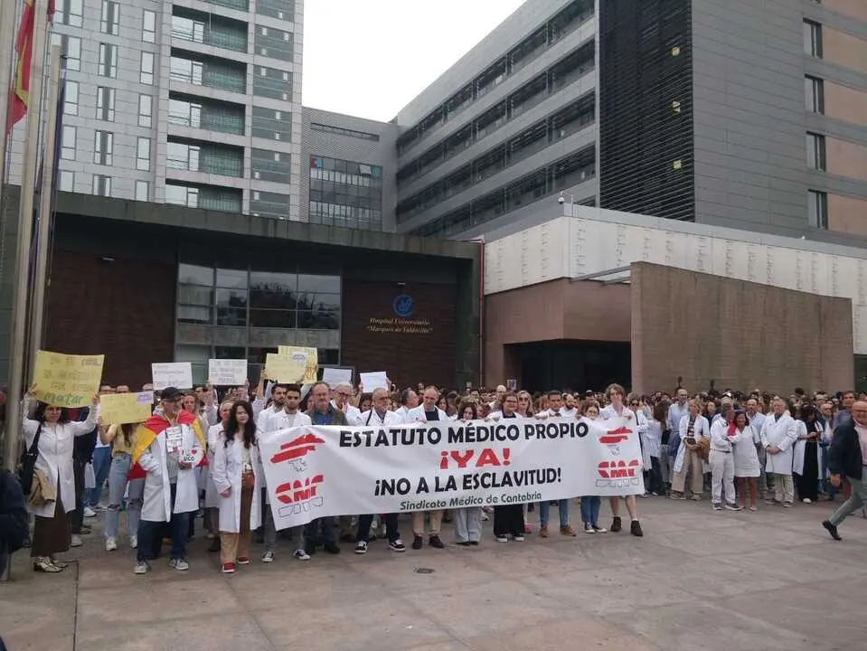 Centenares de m&eacute;dicos reivindican en Valdecilla negociar su propio estatuto. / EP