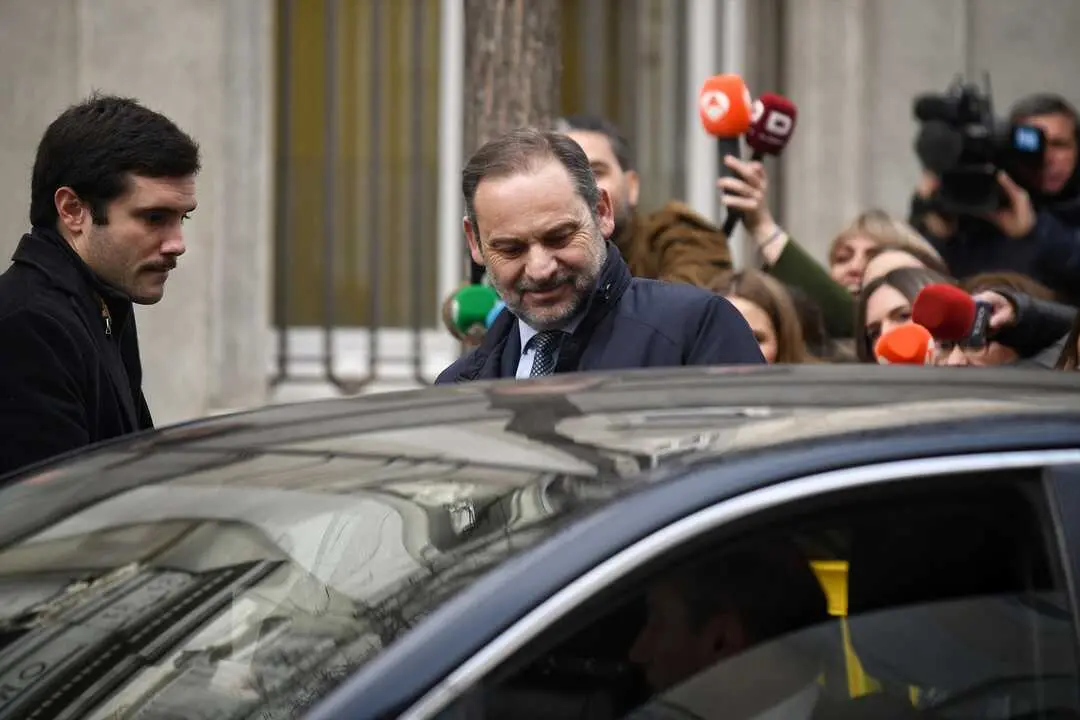 El ex ministro de Transportes Jos&eacute; Luis &Aacute;balos (c) sale de declarar al Tribunal Supremo. / Fernando S&aacute;nchez