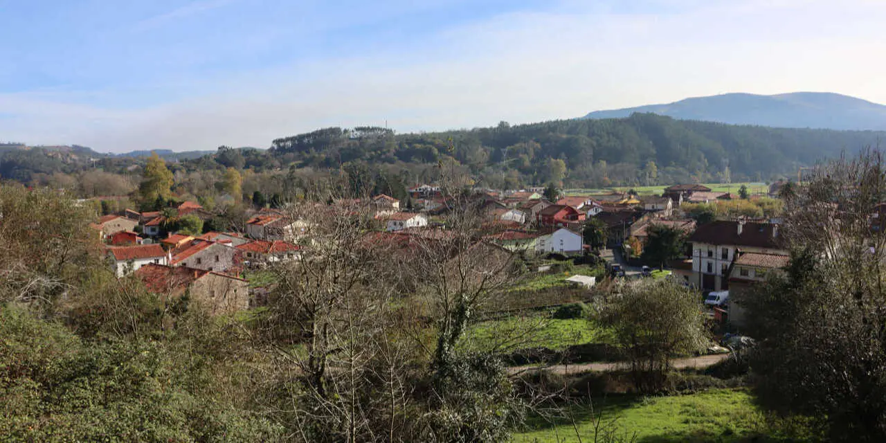 Desde casonas barrocas hasta iglesias del siglo XVI, Casar y Periedo te ofrecen un recorrido por la historia. / A.E