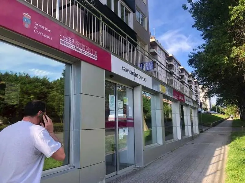 Una persona pasa por la Oficina del Servicio C&aacute;ntabro de Empleo (EMCAN). / EP