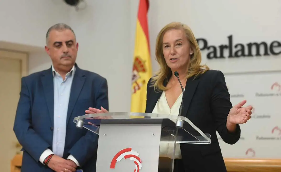 Mar&iacute;a Jos&eacute; Gonz&aacute;lez Revuelta, secretaria auton&oacute;mica del PP de Cantabria, junto al consejero de Fomento, Roberto Media, ayer en rueda de prensa. / Alerta