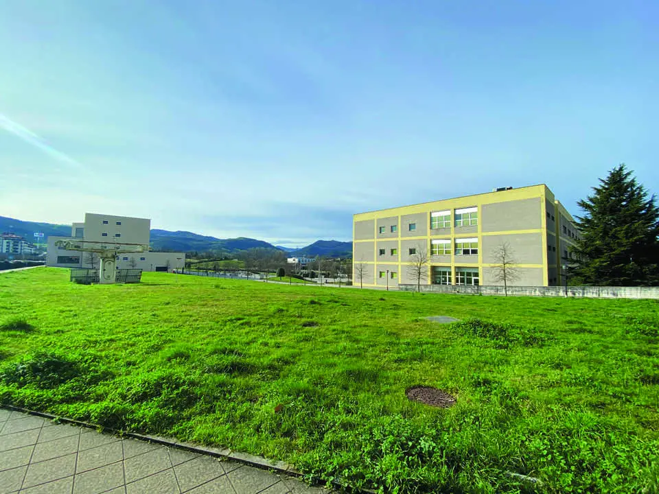 Parcela en Torrelavega donde se construir&aacute; la sede del PCTCAN. / Alerta