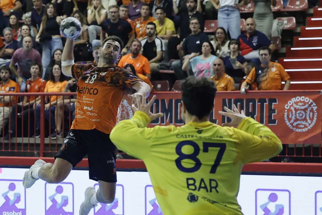 Jakub Prokop durante la ejecuci&oacute;n de un lanzamiento. / BM Torrelavega