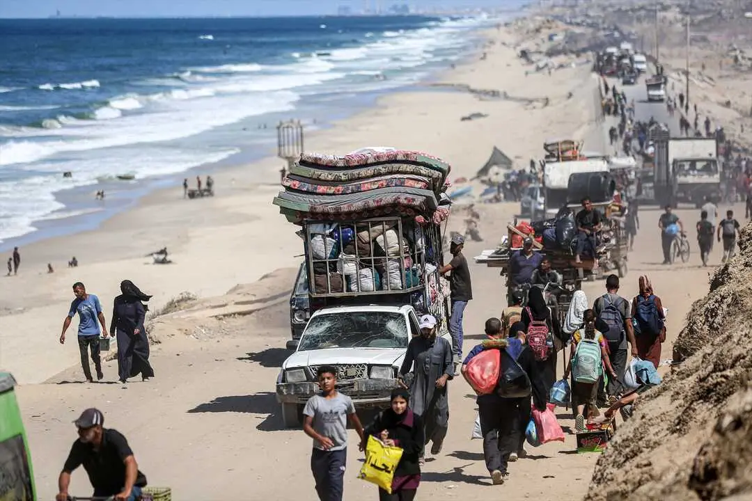 Palestinos con sus pertenencias llegan a un sendero costero al noroeste del campamento de refugiados desde Gaza. / EP
