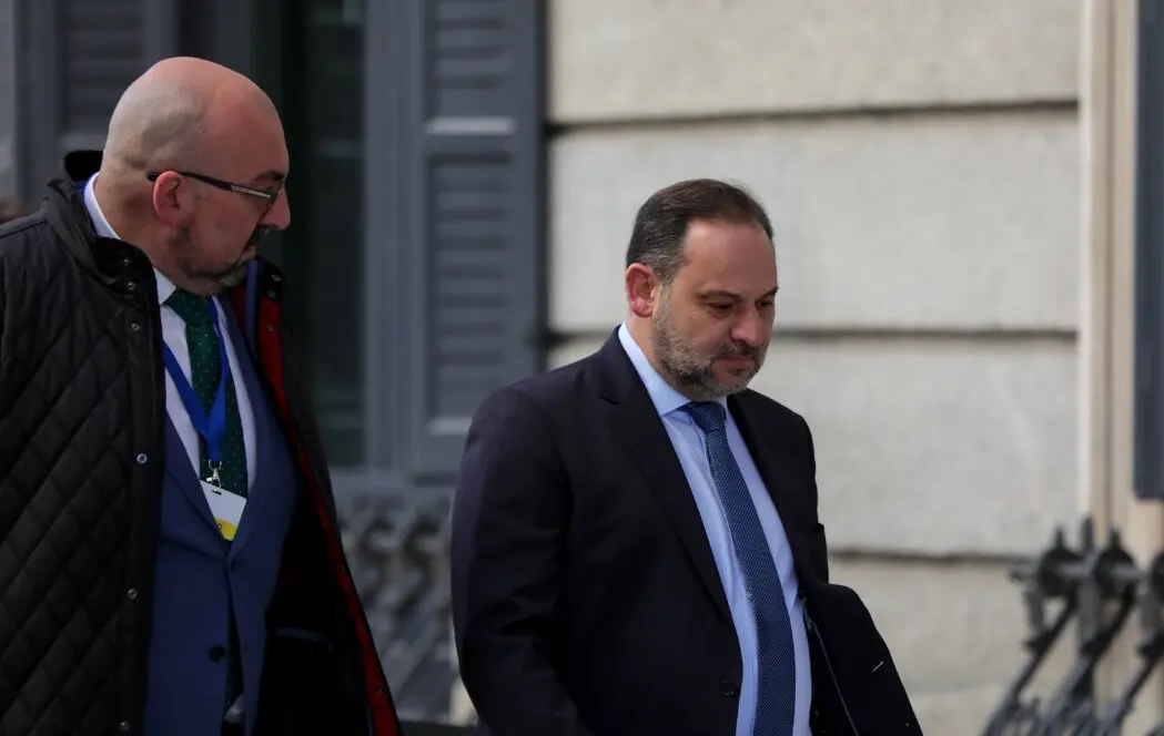 El ministro de Fomento en funciones, Jos&eacute; Luis &Aacute;balos y Koldo Garc&iacute;a Izaguirre a su llegada al Congreso. / Jes&uacute;s Hell&iacute;n