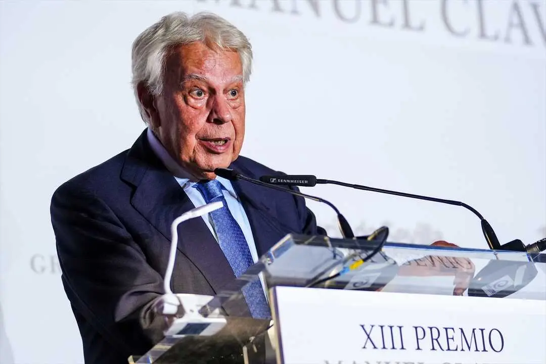 El expresidente del Gobierno Felipe Gonz&aacute;lez interviene en el acto. / Francisco J. Olmo