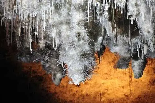 La Cueva de El Soplao, en Cantabria, guarda un enigma fascinante. / EP