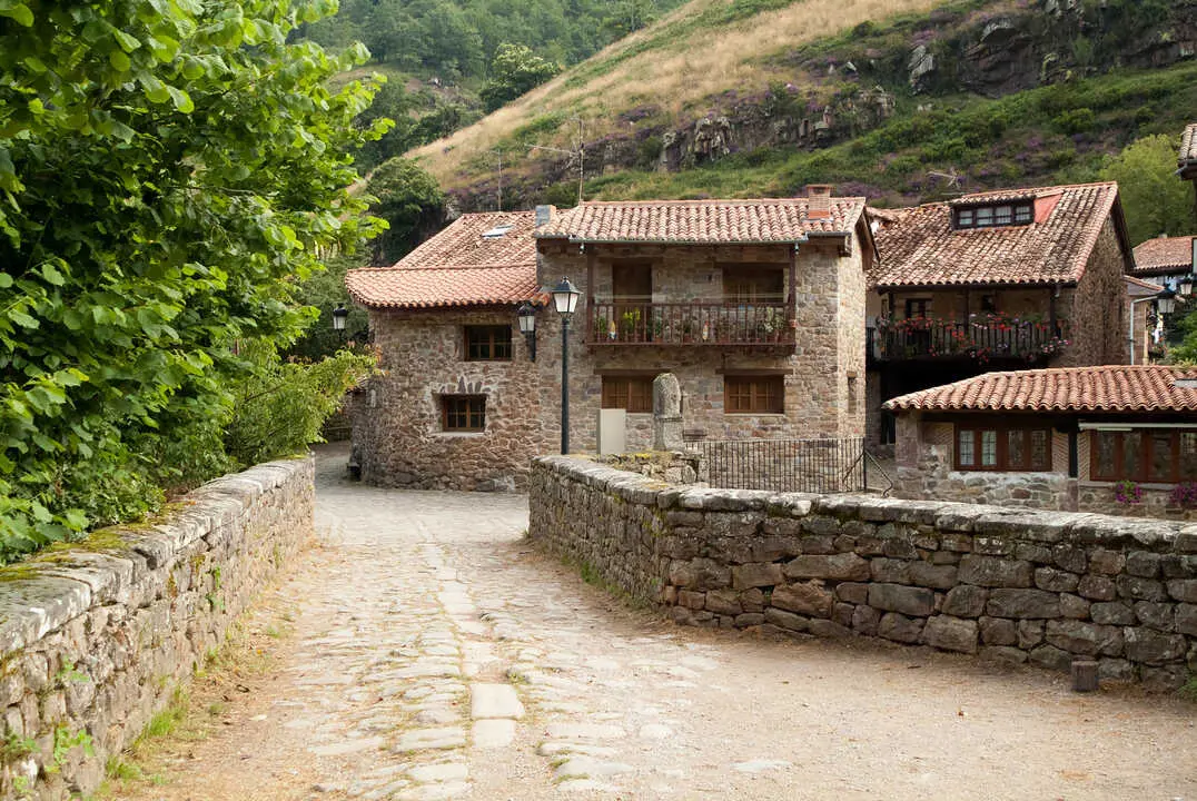 En los montes del norte, su leyenda sigue viva: mitad bestia, mitad sombra, y completamente aterradora. / EP