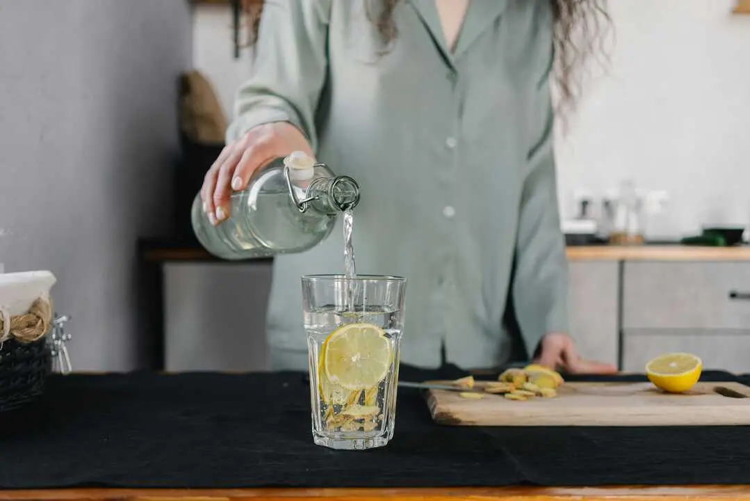 El agua de mar, con su rica concentraci&oacute;n de minerales, y el lim&oacute;n, cargado de vitamina C, son el d&uacute;o perfecto para empezar el d&iacute;a con fuerza y bienestar. / A.E