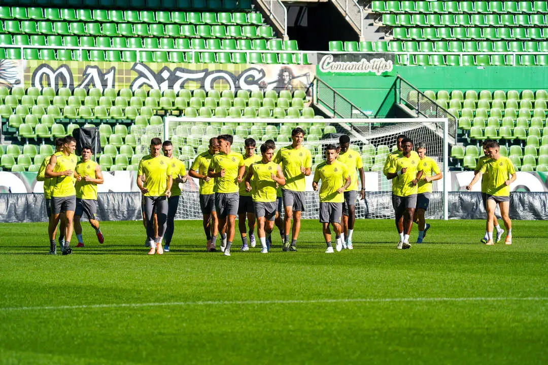 Entrenamiento del Racing de Santander en El Sardinero. / RRC