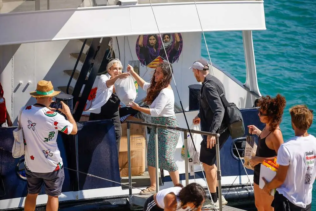 La exalcaldesa de Barcelona, Ada Colau, en una de las embarcaciones de la Global Sumud Flotilla. / Kike Rinc&oacute;n