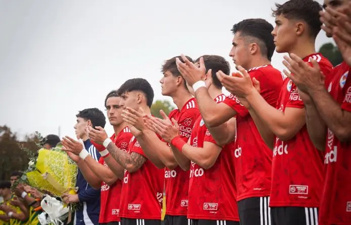 Los jugadores del Laredo durante el homenaje. / CD Laredo