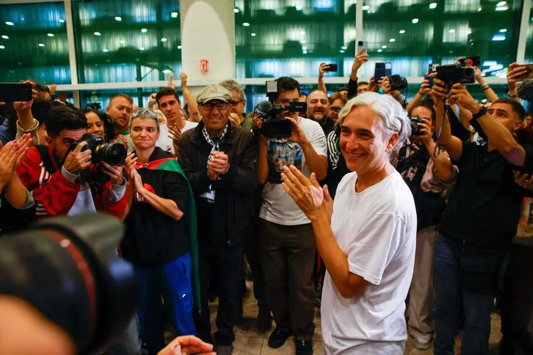 La exalcaldesa de Barcelona, Ada Colau, a su llegada al Aeropuerto Josep Tarradellas Barcelona-El Prat. / Kike Rinc&oacute;n