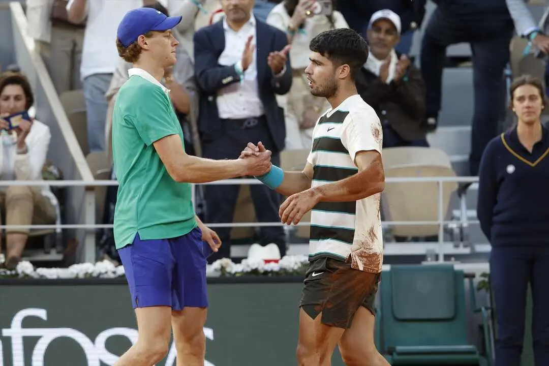 Jannik Sinner y Carlos Alcaraz se saludan tras Roland Garros. / EP