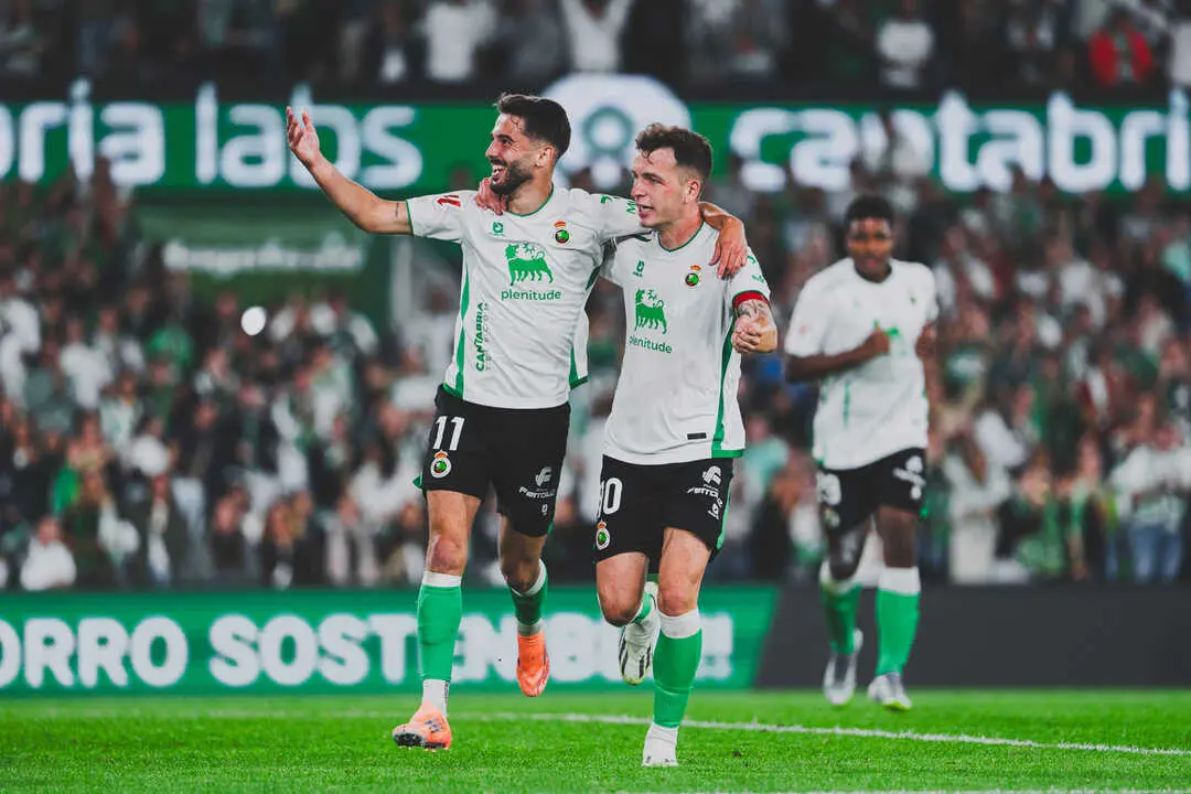 Vicente y Andr&eacute;s celebran uno de los goles del partido. / RRC