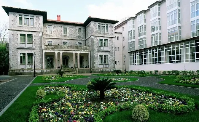Vista del Parador de Limpias, el que fue refugio de Alfonso XIII. / Parador de Limpias