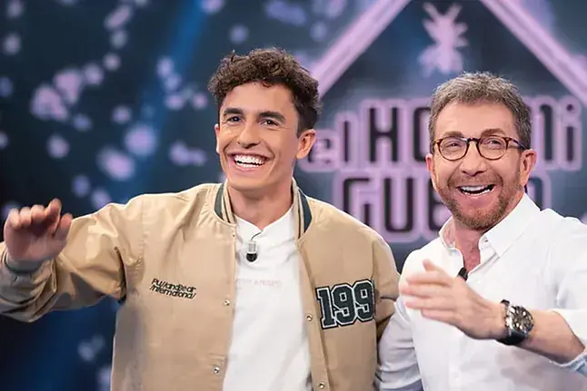 Marc Márquez, con Pablo Motos en una de sus visitas a El Hormiguero. / Atresmedia