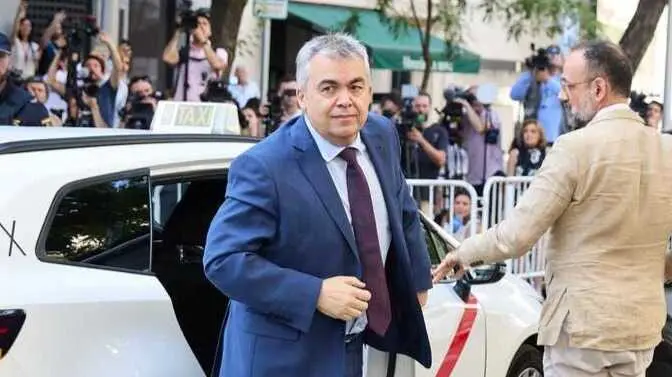 El exsecretario de Organizaci&oacute;n del PSOE Santos Cerd&aacute;n a su llegada a declarar. / EP