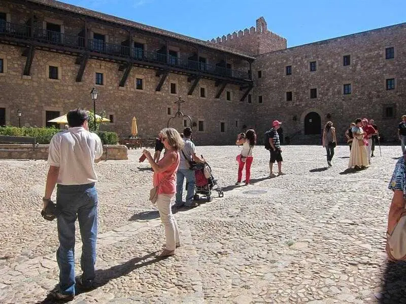 La campa&ntilde;a 2025-2026 reduce su oferta de viajes mientras cuatro millones de mayores compiten por conseguir destino. / EP