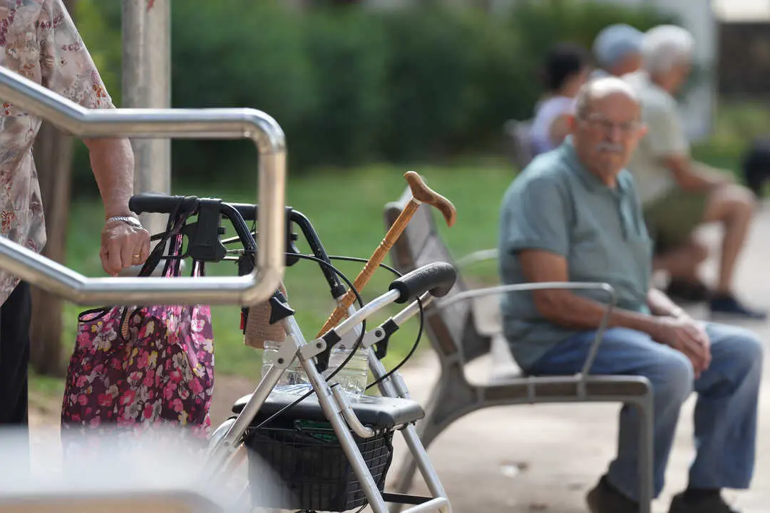 Mientras el Gobierno presume de subir las pensiones un 2,6%, miles de mayores denuncian que siguen perdiendo poder adquisitivo y acceso a servicios b&aacute;sicos. / EP