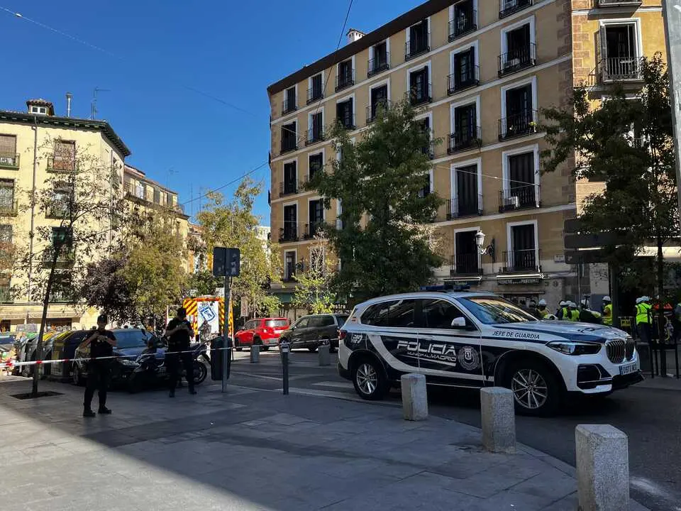 Once dotaciones de Bomberos trabajan en el derrumbe parcial de un edificio en la zona de &Oacute;pera.  / EP