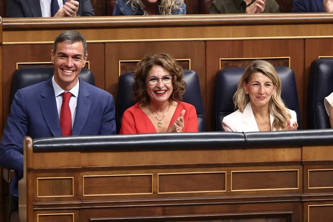 (I-D) El presidente del Gobierno, Pedro S&aacute;nchez; la vicepresidenta primera y ministra de Hacienda, Mar&iacute;a Jes&uacute;s Montero, y la vicepresidenta segunda y ministra de Trabajo y Econom&iacute;a Social, Yolanda D&iacute;az, durante una sesi&oacute;n de Control al Gobierno. / Eduardo Parra