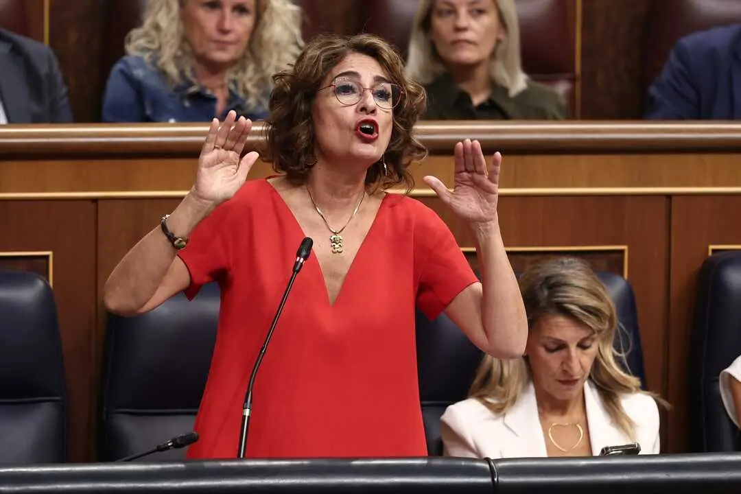 La vicepresidenta primera y ministra de Hacienda, Mar&iacute;a Jes&uacute;s Montero, interviene durante una sesi&oacute;n de Control al Gobierno. / Eduardo Parra