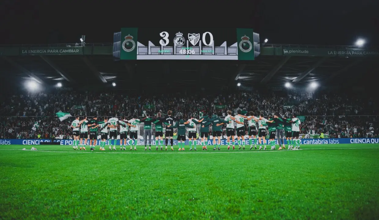 Los jugadores del Racing celebran con La Gradona. / RRC