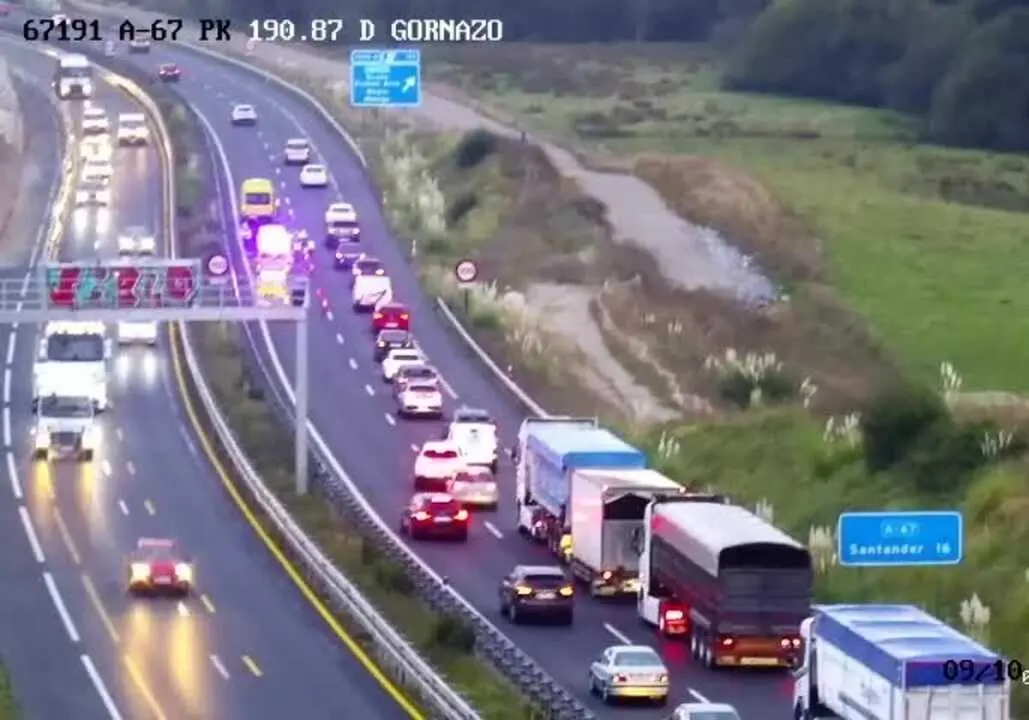 Imagen captada por las c&aacute;maras de la DGT del accidente a la altura de Gornazo. / DGT