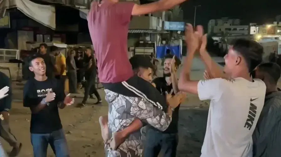 Los palestinos reaccionan a la primera fase del alto el fuego
Los residentes de Khan Younis, Gaza, reaccionan con j&uacute;bilo a la noticia de que Israel y Ham&aacute;s han acordado la primera fase del acuerdo de paz del presidente Trump, celebrando en las calles.