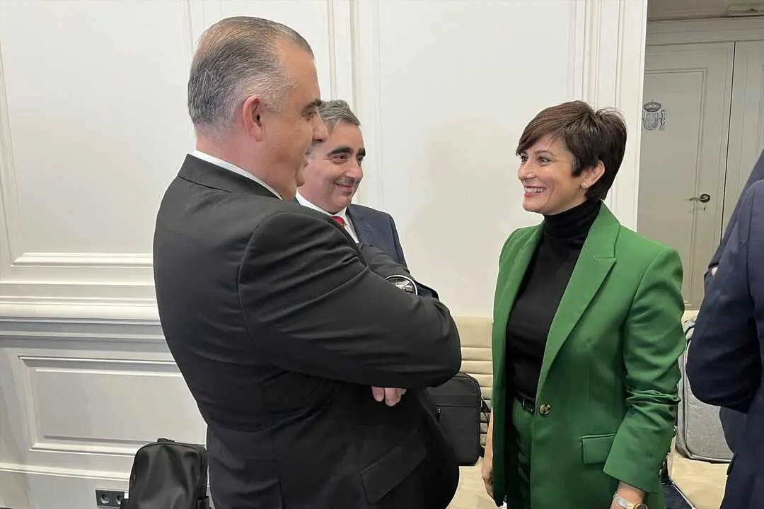 El consejero de Fomento, Roberto Media, con la ministra de Vivienda, Isabel Rodr&iacute;guez. / EP