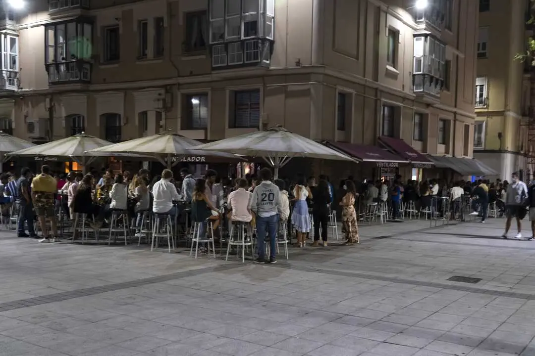 Varias personas toman algo en Ca&ntilde;adio. / EP