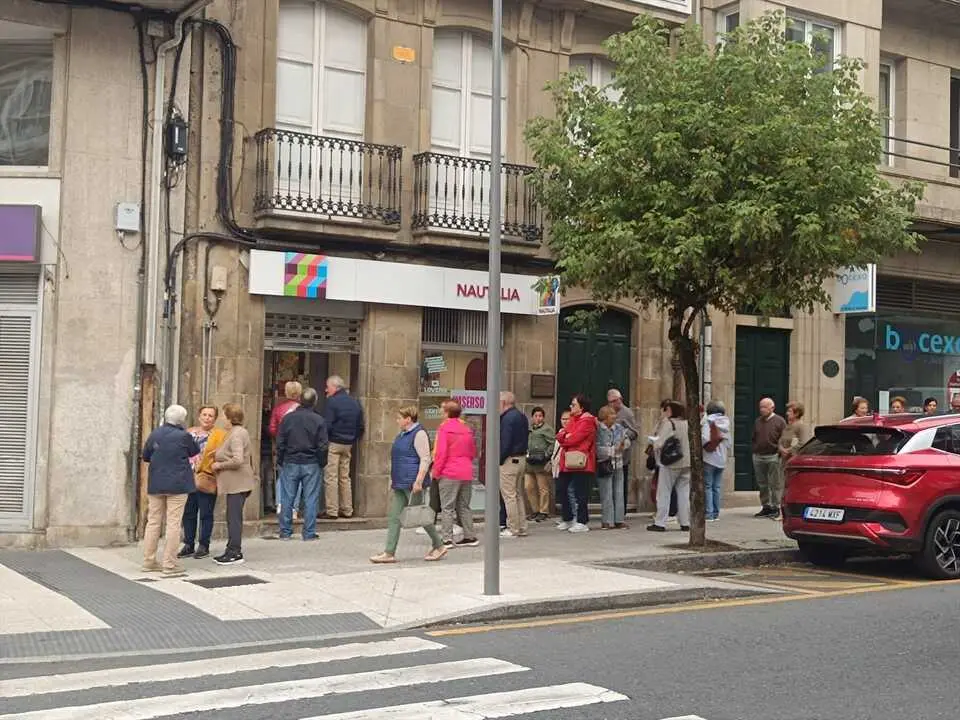 Colas en una agencia de viajes de Santiago por los viajes del Imserso. /. EP