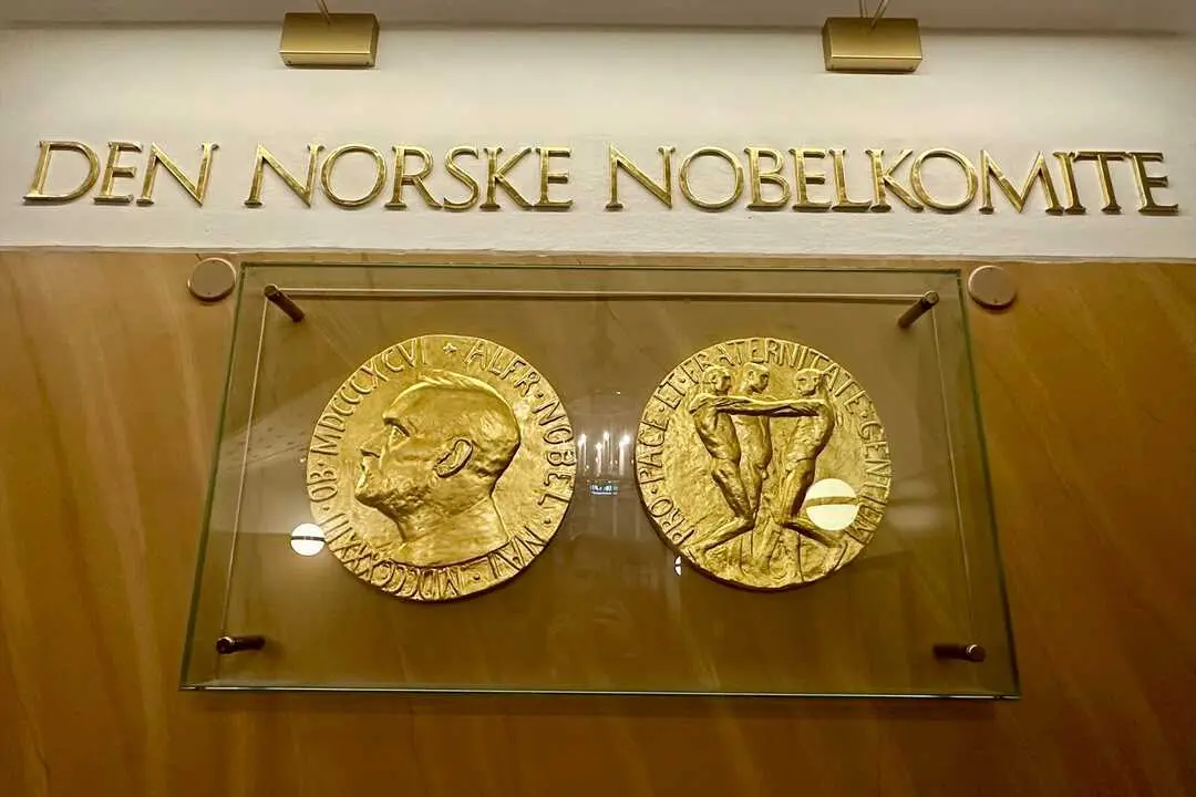El anverso y el reverso de la medalla del Premio Nobel de la Paz se exhiben en el Instituto Nobel Noruego de Oslo. / Steffen Trumpf