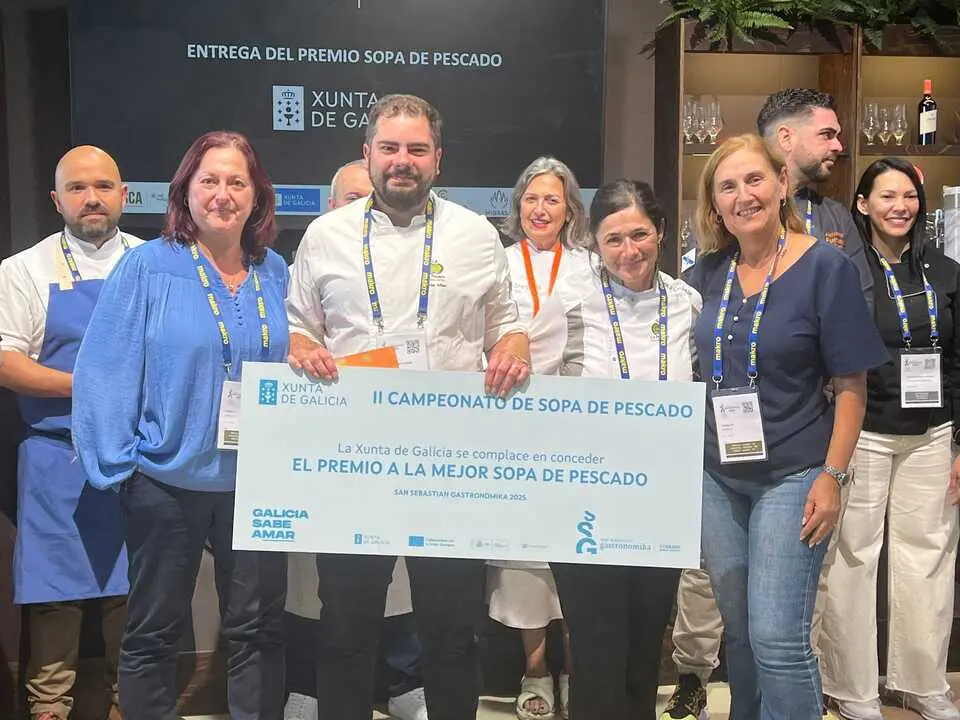 Los ganadores en San Sebastian con la mejor sopa de pescado. / A. del Saja
