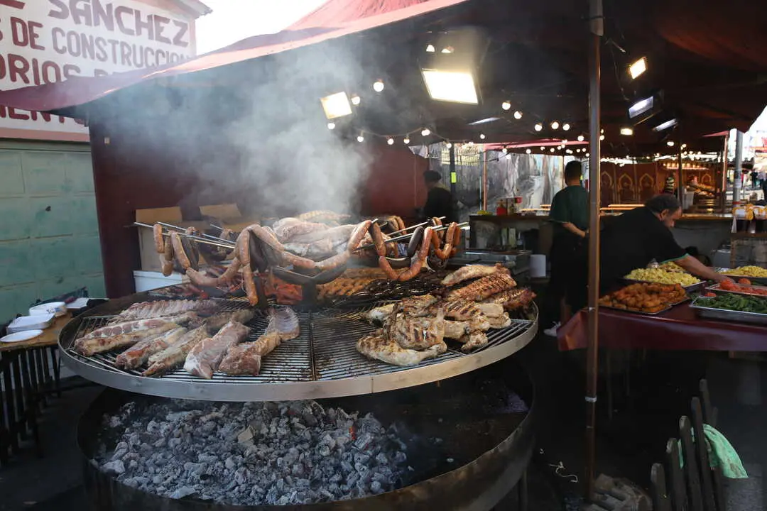 Varias personas en un mercado medieval. / EP