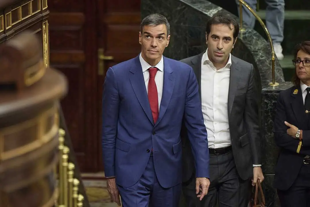 El presidente del Gobierno, Pedro S&aacute;nchez, y el ministro de Econom&iacute;a, Comercio y Empresa, Carlos Cuerpo, durante una sesi&oacute;n plenaria. / Jes&uacute;s Hell&iacute;n