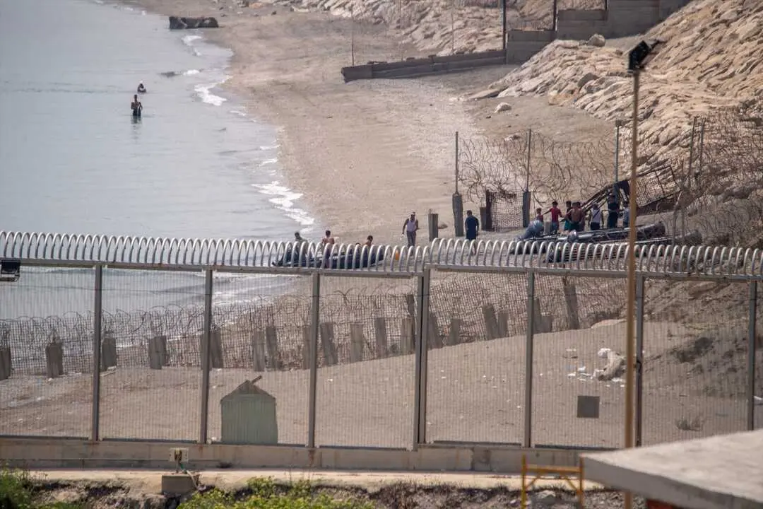 M&aacute;s de una treintena de personas han sido interceptadas cuando intentaban llegar a la costa ceut&iacute;. / Antonio Sempere