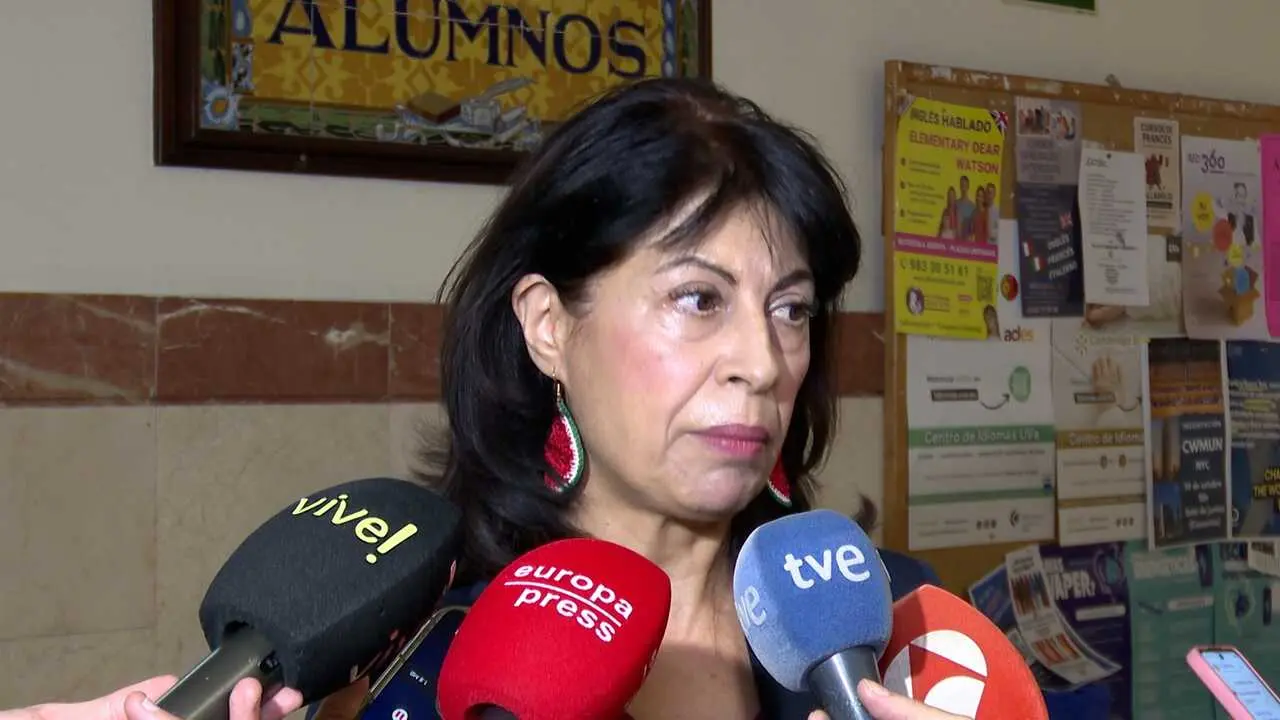La ministra de Igualdad, Ana Redondo, atiende a los medios. / EP